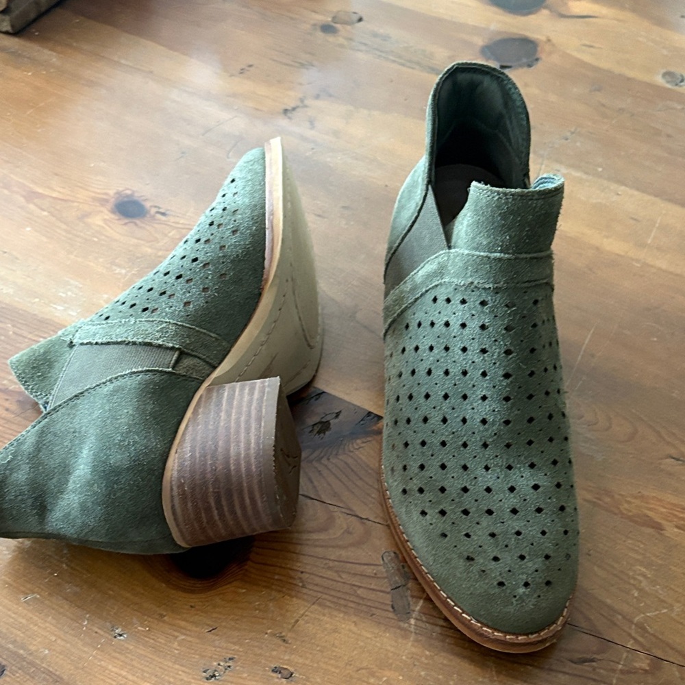 EARTH laser cut ankle booties in a beautiful olive suede. Gently worn/like new.